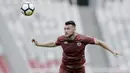 Striker Persija Jakarta, Marko Simic, menyundul bola saat latihan jelang laga perdana Liga 1 di SUGBK, Jakarta, Kamis (22/3/2018). Persija akan berhadapan dengan Bhayangkara FC. (Bola.com/M Iqbal Ichsan)