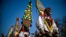 Penari yang dikenal sebagai "Kukeri" mengenakan kostum dan topeng saat tampil dalam Festival Internasional Masquerade Games di Pernik, Bulgaria (28/1). Festival ini digelar untuk mengusir penyakit dan roh jahat. (AFP/Nikolay Doychinov)