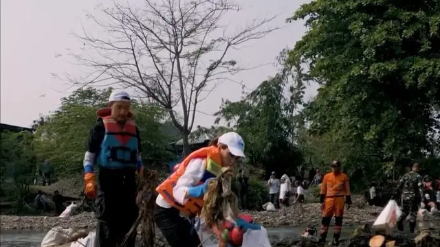 Peduli Lingkungan Ini 7 Potret Aksi Cinta Laura Bersihkan Sungai Ciliwung