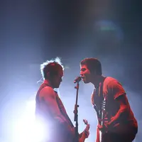 Beberapa lagu hits dibawakan untuk menghibur fans setianya seperti ‘Everybody, Disconnected, Don't Stop, Heartache, Castaway, Waste The Night, Jet Black Heart, Amnesia, Beside You’ dan masih banyak lagi. (Galih W. Satria/Bintang.com)