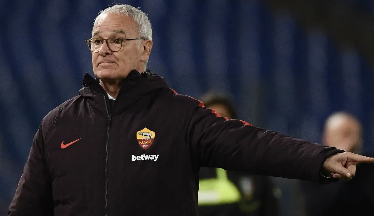 Claudio Ranieri yang pensiun sebagai pemain pada Juli 1986 bersama Palermo tercatat pernah berseragam AS Roma selama semusim di awal kariernya pada 1973/1974 dan hanya tampil dalam 6 laga di semua kompetisi. Sebagai pelatih ia tercatat pernah membesut AS Roma selama dua setengah musim dalam dua periode, 2009/2010 hingga 2010/2011 dan pada tengah musim 2018/2019 menggantikan Eusebio Di Francesco. (AFP/Filippo Monteforte)