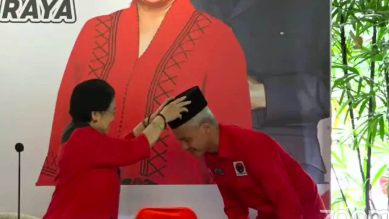 Ketum PDIP Megawati Soekarnoputri memakaikan Kopiah kepada Ganjar Pranowo usai resmi menjadi capres. (Istimewa)
