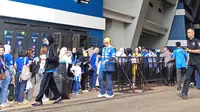 Meski pertandingan masih lama, ribuan Bobotoh sudah memadati area Stadion Gelora Bandung Api, Bandung. Tak ingin berdesak-desakan, sebagian memilih masuk ke stadion. Duel Persib melawan Persijap akan dilangsungkan Sabtu (23-5-2026) pukul 16.00 WIB. (Bola.com/Choki Sihotang)