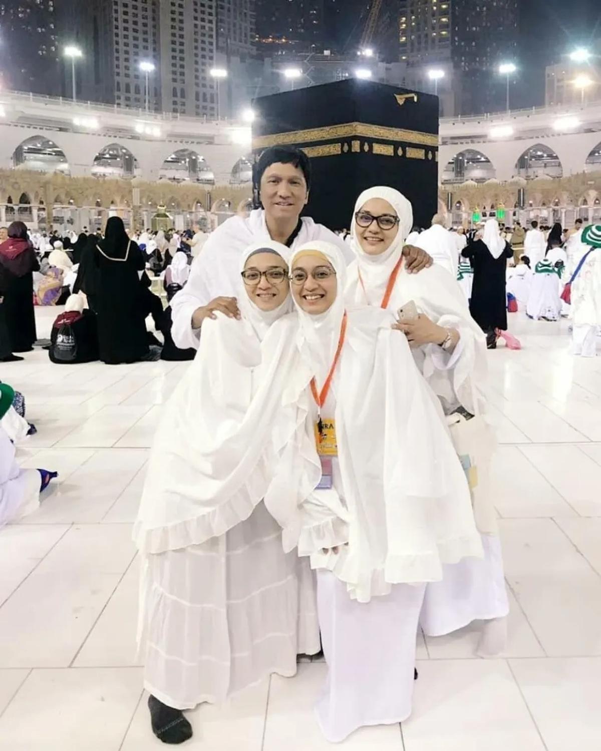 Dekat Banget, Intip Potret Kenangan Marissa Haque bersama Kedua Anaknya