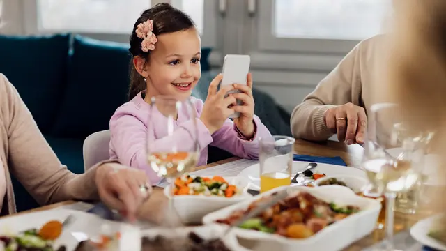 7 Tips Agar Anak Pelan-Pelan Bisa Fokus Makan Tanpa Main Gadget (photo by freepik.com)