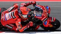 Pembalap Ducati Tim Lenovo MotoGP Spanyol, Marc Marquez, berkendara saat pemanasan jelang Grand Prix MotoGP Indonesia di Sirkuit Internasional Mandalika di Mandalika, Nusa Tenggara Barat pada 5 Oktober 2025. (SONNY TUMBELAKA/AFP)
