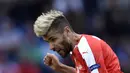 6. Valon Behrami (Swiss), gelandang Watford ini bergaya dengan rambut mohawk yang bagian tengahnya dicat dengan warna pirang. (AFP/Philippe Lopez)