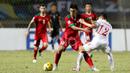 Pemain Indonesia, Lerby Eliandry, berusaha melewati pemain Vietnam dalam laga leg pertama semifinal Piala AFF 2016 di Stadion Pakansari, Bogor, Sabtu (3/12/2016). (Bola.com/Peksi Cahyo)