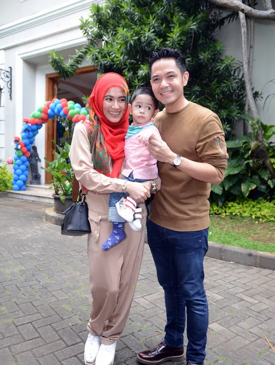 Salin Ayu Ting Ting beserta Bilqis putrinya, hadir juga Sarwendah. Pada acara itu, terlihat Dude Harlino dan Alyssa Soebandono (Icha) beserta putranya, Muhammad Dirgantara Ariendra Harlino alias Riendra. (Nurwahyunan/Bintang.com)