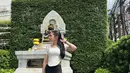 Prilly Latuconsina tampil anti membosankan dengan outfit monokrom. Ia padukan curve top dengan black pants dan sneakers. Large Jodie Bag dari Bottega Venetta jadi aksen [@prillylatuconsina96]