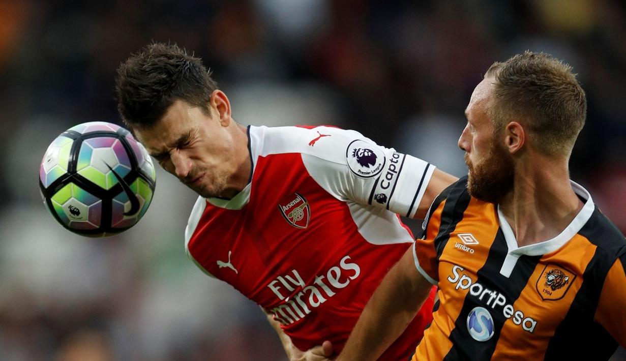 Pemain Arsenal, Laurent Koscielny, berebut bola dengan pemain Hull City, David Meyler, pada laga lanjutan Premier League, di KCOM Stadium, Sabtu (17/9/20106). (Action Images via Reuters/Lee Smith)