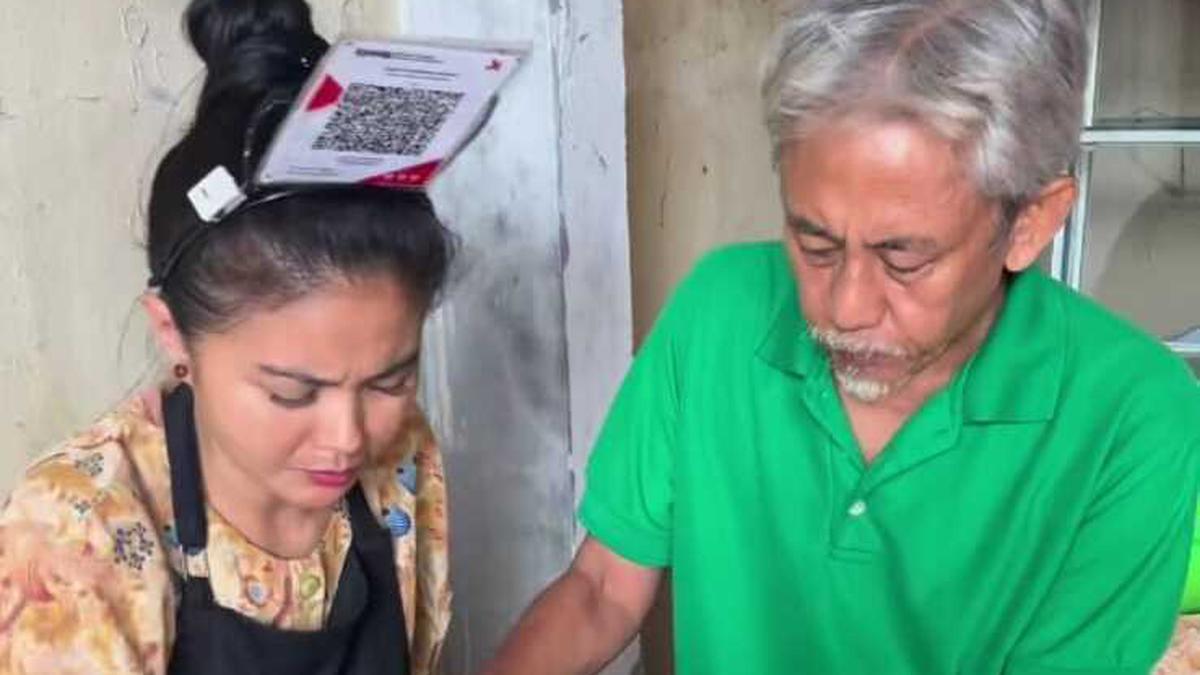 Elly Sugigi Berusaha Kuatkan Istri Mendiang Epy Kusnandar, Karina Ranau Sangat Terpukul