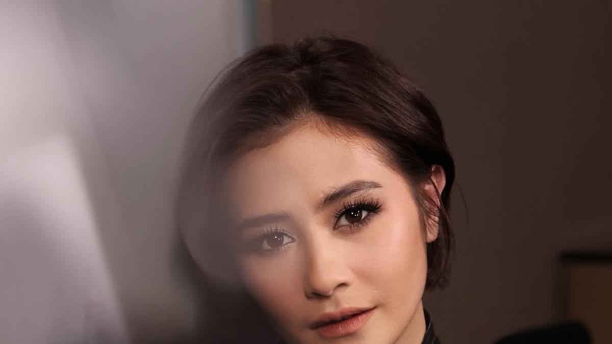 Potret Prilly Latuconsina Tunjukkan Sisi Lebih Bold Dipulas Smokey Eye Makeup Look