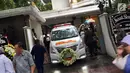 Mobil jenazah bersiap membawa jenazah pengusaha senior Sukamdani Sahid Gitosardjonodari di rumah duka, Menteng, Jakarta, Kamis (21/12). Sukamdani Sahid meninggal pada usia 89 tahun. (Liputan6.com/Immanuel Antonius)