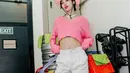 4. Bergaya ala cewek kue, Widi memadukan crop top pink, high waist pants putih, dan topi koboi warna senada dengan atasannya. (Instagram/_widikidiw_).