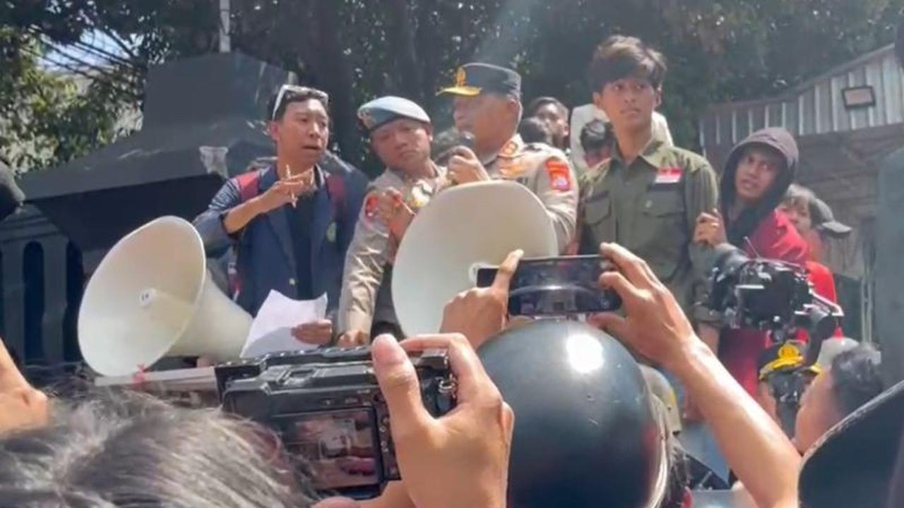 Kapolda Jatim Tampung Aspirasi Mahasiswa: Janji Transparansi Reformasi Polri dan Kasus Affan Kurniawan
