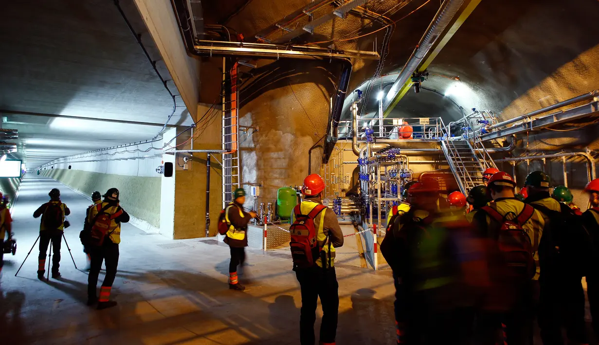 Jurnalis saat meliput tahap akhir pembangunan terowongan NEAT Gotthard di Sedrun, Swiss, (10/3). Terowongan kereta ini telah memasuki tahap penyelesaian dan siap dioperasikan pada akhir 2016. (REUTERS/Arnd Wiegmann)