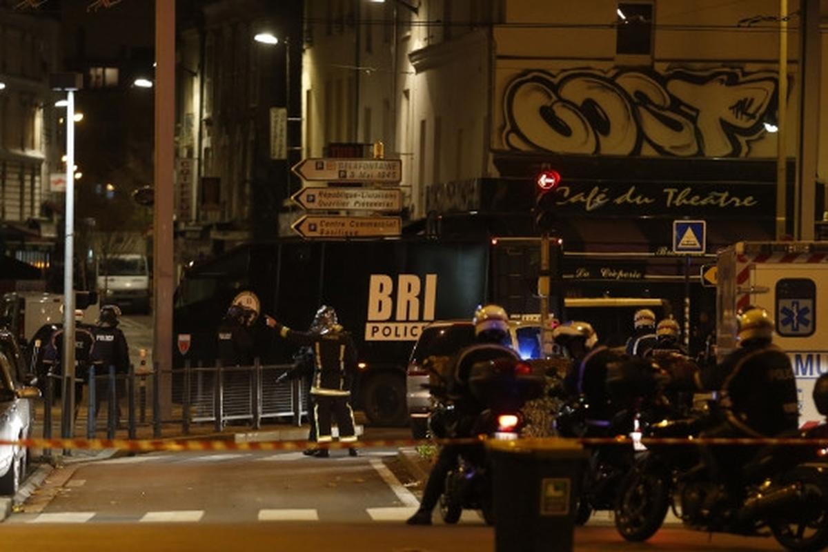 Suasana mencekam polisi kepung persembunyian pelaku Teror Paris
