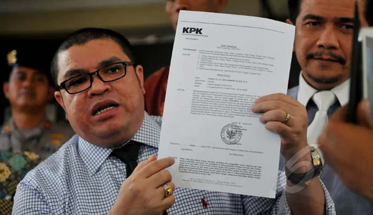 Kuasa hukum Komjen Budi Gunawan, Razman Arif Nasution, menunjukkan surat pemanggilan pemeriksaan KPK terhadap kliennya di Mabes Polri, Jakarta, Jumat (30/1/2015). (Liputan6.com/Johan Tallo)