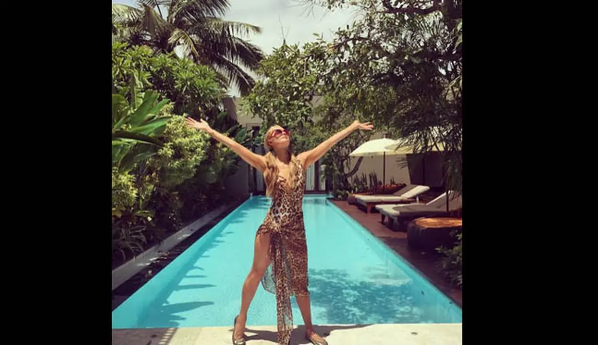Paris Hilton tampak seksi dalam balutan baju seperti swimsuit bermotifkan macan tutul. Ia menutupi bokongnya dengan semacam syal bermotif serupa. (instagram.com/parishilton)
