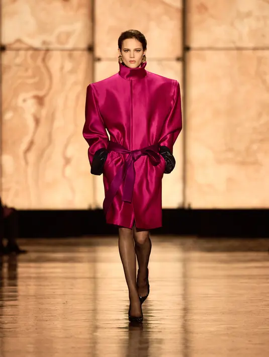 Dimulai dari siluet sederhana, dengan kreasi rok pensil, Saint Laurent hadirkan rancangan yang ideal.  [Foto: Saint Laurent.dok]