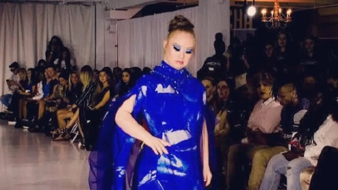 Model Down Syndrom Tampil dengan Ular Piton di Panggung NYFW