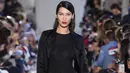 Mengenakan blazer dalam keseharian biasanya identik dengan acara formal. Namun gaya Bella ini membuktikan bahwa blazer juga bisa membuat kece dengan padu padannya seperti berikut ini. (Instagram/bellahadid)