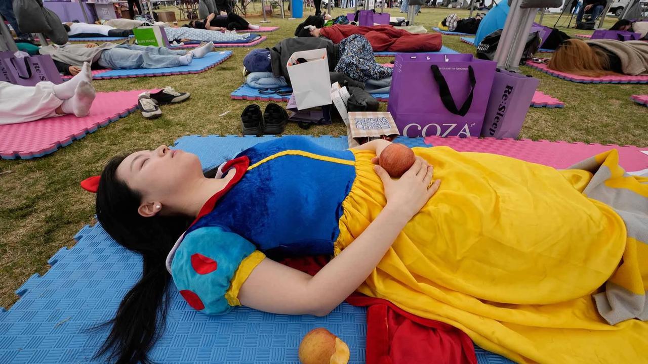 FOTO: Ratusan Warga Seoul Ikuti Kompetisi Tidur Siang di Tepi Sungai Han