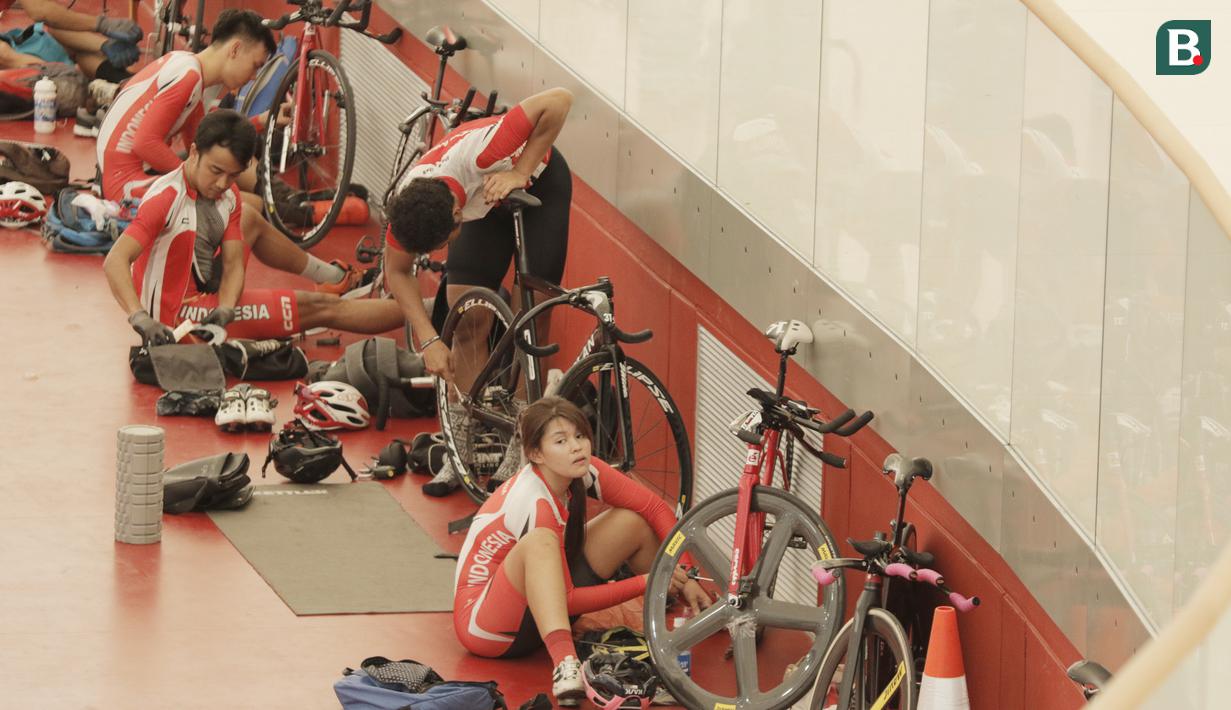 Sejumlah atlet memperbaiki sepeda saat menggelar latihan di Jakarta Internasional Velodrome, Jakarta, Selasa (31/7/2018). Menpora berharap para atlet dapat berprestasi di Asian Games 2018. (Bola.com/M Iqbal Ichsan)