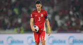 Pemain Timnas Indonesia, Jay Idzes mengamankan bola saat wasit memberikan penalti untuk timnya dalam laga lanjutan putaran ketiga Kualifikasi Piala Dunia 2026 melawan China di Stadion Utama Gelora Bung Karno (SUGBK), Senayan, Jakarta, Selasa (05/06/2025). (Bola.com/Bagaskara Lazuardi)