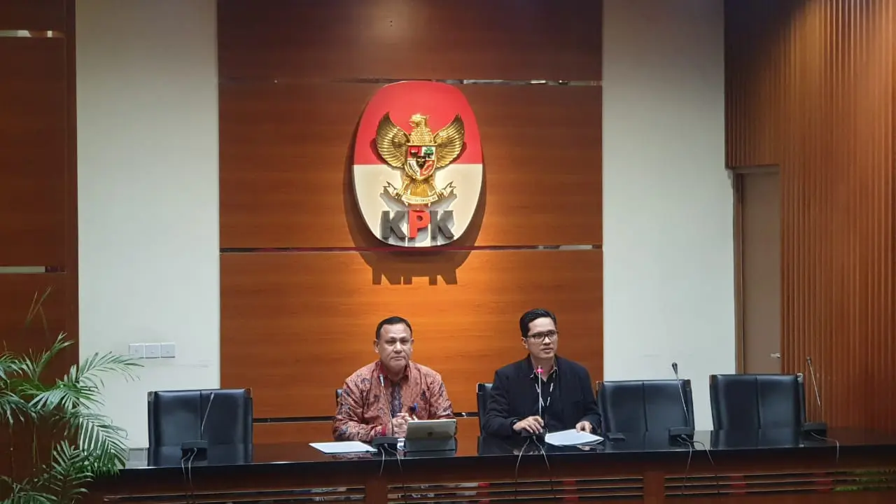 Ketua KPK Firli Bahuri (kiri) dan eks Jubir KPK Febri Diansyah