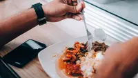 Kenali Ciri Orang yang Makan Siang Sendirian di Meja Kerja Menurut Psikologi