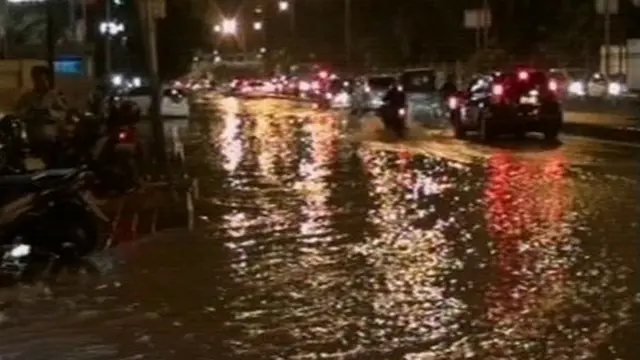 [VIDEO] Jalan Gunung Sahari Terendam, Busway Transjakarta Padat