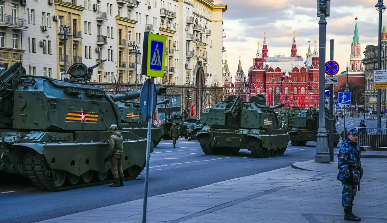 <p>Kendaraan artileri self-propelled Rusia meluncur di sepanjang jalan Tverskaya menuju Lapangan Merah untuk menghadiri latihan parade militer Hari Kemenangan di Moskow, Rusia, Rabu (4/5/2022). Pawai akan berlangsung pada Mei 9 untuk merayakan 77 tahun kemenangan dalam Perang Dunia II. (AP Photo/Alexander Zemlanichenko)</p>