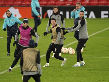 Para pemain Barcelona saat mengikuti sesi latihan tim di Old Trafford, Manchester, Inggris, Rabu 22 Februari 2023. Barcelona akan menghadapi Manchester United pada leg kedua leg kedua play-off Liga Europa. (Martin Rickett/PA via AP)
