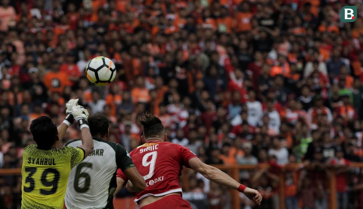 Striker Persija Jakarta, Marko Simic, berusaha melewati bek PS Tira, Abu Bakr, pada laga Liga 1 di Stadion Wibawa Mukti, Jawa Barat, Sabtu (10/11). Kedua klub bermain imbang 0-0. (Bola.com/Yoppy Renato)