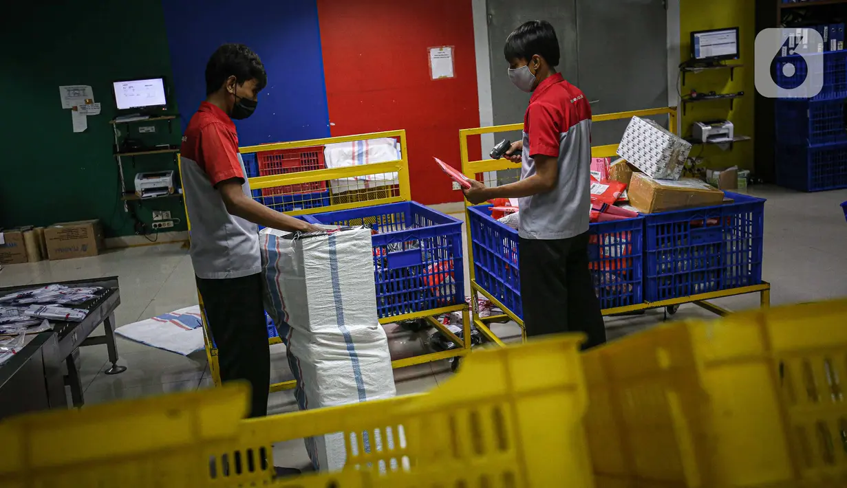 Pekerja memilah paket kiriman barang di salah satu Kantor Cabang JNE, Jakarta, Kamis (30/12/2021). Supply Chain Indonesia (SCI) memprediksi distribusi pengiriman barang pada akhir tahun ini di Jawa dan Bali bisa meningkat 5-10 persen. (Liputan6.com/Faizal Fanani)