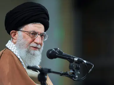 Pemimpin Iran, Ayatollah Ali Khamenei saat menghadiri pertemuan dengan pejabat Iran di Teheran, Iran (6/12). Khamenei mengutuk langkah Presiden Donald Trump yang memindahkan Yerusalem sebagai ibu kota Israel. (Kantor Pemimpin Tertinggi Iran melalui AP)