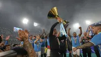 Pelatih Napoli, Antonio Conte, merayakan keberhasilan meraih Scudetto di upacara penghargaan usai laga Serie A kontra Cagliari di Stadio Diego Armando Maradona, Sabtu, 24 Mei 2025. (AP Photo/Gregorio Borgia)