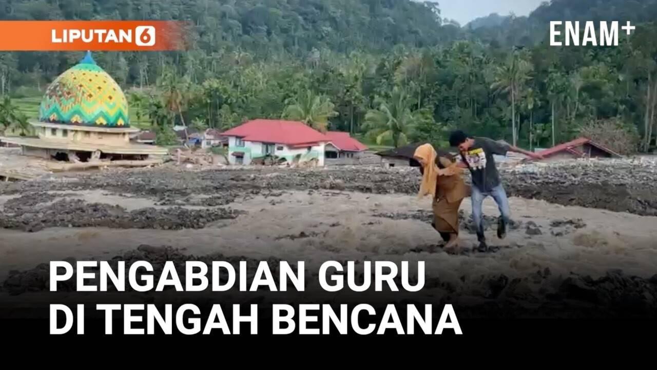 Perjuangan Guru Terjang Sungai Deras di Wilayah Bencana
