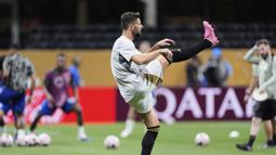 Pemain LAFC, Olivier Giroud melakukan pemanasan menjelang pertandingan Grup D Piala Dunia Antarklub 2025 melawan Chelsea di Mercedes Benz Stadium, Atlanta, Amerika Serikat, Selasa (17/06/2025) WIB. (AP Photo/Brynn Anderson)