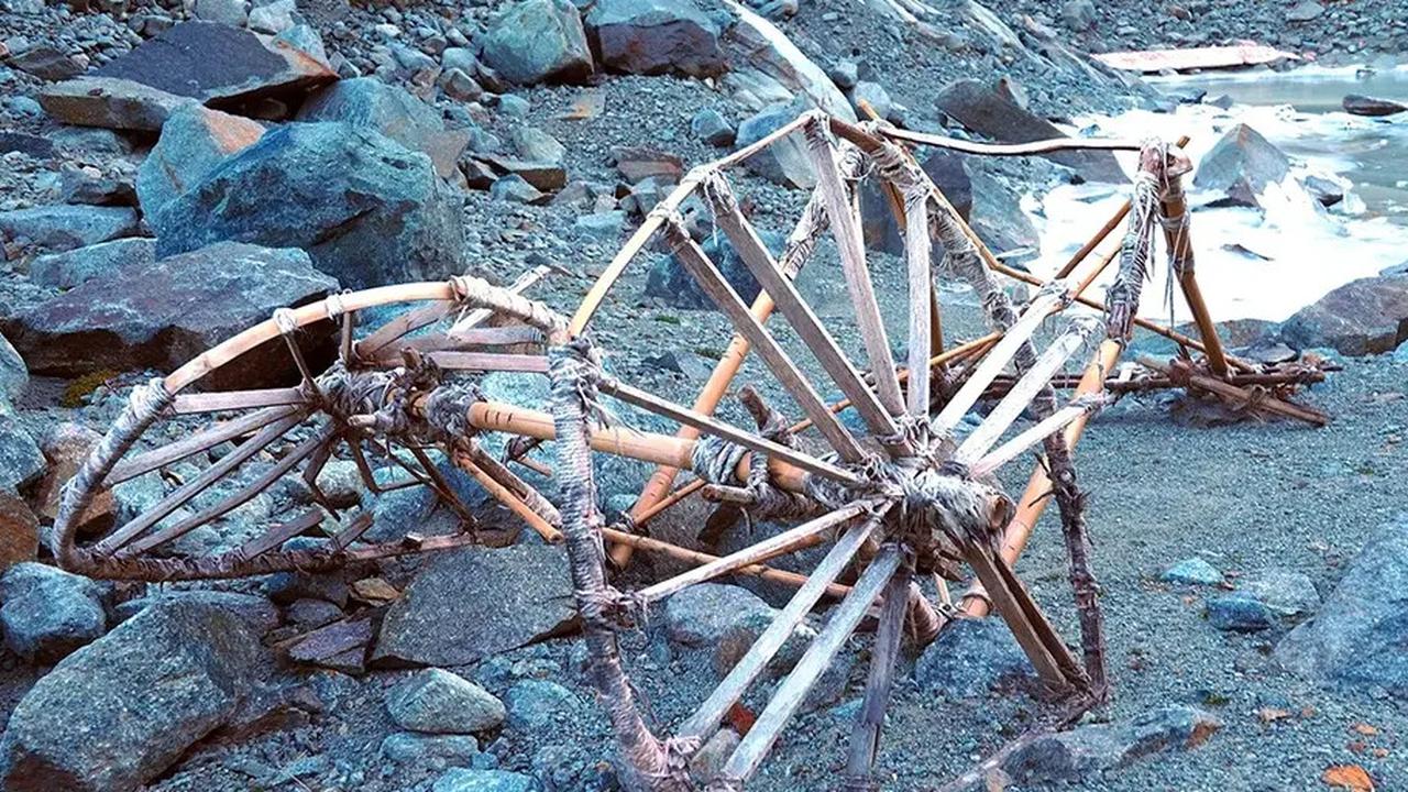 Pendaki Temukan Kereta Bambu Misterius di Gunung Es yang Mencair