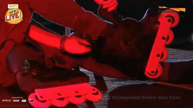 Bikin Deg-Degan, Ini 6 Potret Ariel NOAH Nyanyi Sambil Meluncur Pakai Sepatu Roda