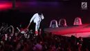 Grup Band GIGI tampil membawakan lagu saat malam penutupan Asian Games 2018 di Stadion GBK, Jakarta, Minggu (9/2). Aksi enerjik vokalis Armand Maulana mampu menghangatkan malam penutupan Asian Games 2018. (Liputan6.com/Helmi Fithriansyah)