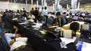 Padatnya jadwal KAA membuat sejumlah jurnalis beristirahat sejenak di area Media Center, JCC Jakarta, Rabu (22/4/2015). (Liputan6.com/Herman Zakharia)