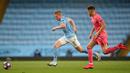 Gelandang Manchester City, Kevin De Bruyne, berebut bola dengan gelandang Real Madrid, Federico Valverde, pada laga leg kedua 16 besar Liga Champions di Etihad Stadium, Sabtu (8/8/2020) dini hari WIB. Manchester City menang 2-1 atas Real Madrid. (AFP/Nick Potts/pool)
