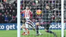 Pemain Southampton,  Dusan Tadic (tengah) mencetak gol ke gawang West Bromwich Albion pada lanjutan liga Premier Inggris at Stadion St Mary's, Southampton, Sabtu (16/1/2016).  (AFP Photo/Olly Greenwood)