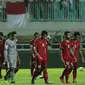 Pemain timnas Indonesia U-23 tertunduk usai kalah melawan Korea Selatan U-23 pada laga persahabatan di Stadion Pakansari, Kab Bogor, Sabtu (23/6). Indonesia U-23 kalah 1-2. (Liputan6.com/Helmi Fithriansyah)