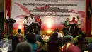 Suasana finalis diatas panggung saat menjawab pertanyaan yang diberikan oleh tim panel ahli dalam penutupan raker peraturan perundangan-undangan serta pemberian Anugerah Nawacita Legislasi 2016 di Jakarta, Jumat (24/6). (Liputan6.com/Faizal Fanani)