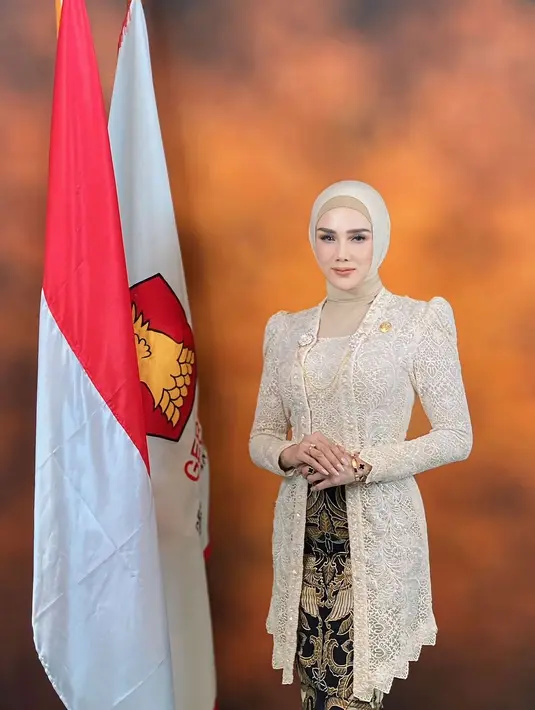 Mulan Jameela tampil anggun dengan pulasan makeup flawless. Ia tampil dengan complexion dewy finish dan aplikasi rona peach segar pada riasan mata, pipi, dan bibirnya. [@mulanjameela].